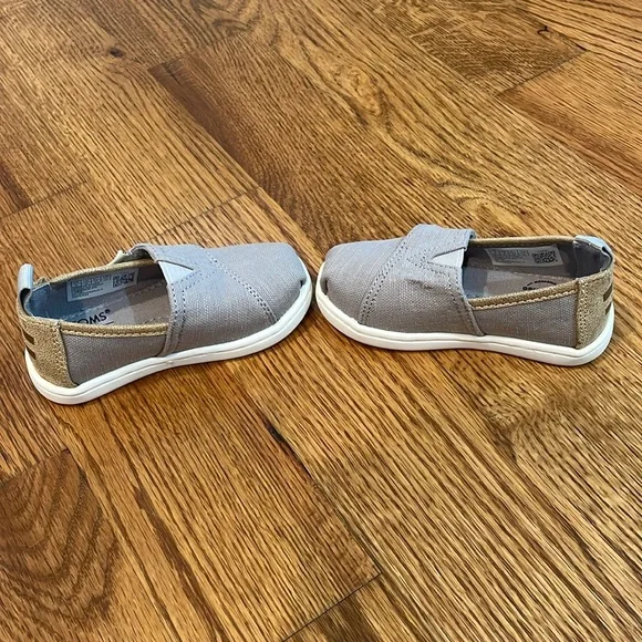 Kids Toms Shoes. Size 5. Never Worn. - Picture 9 of 10